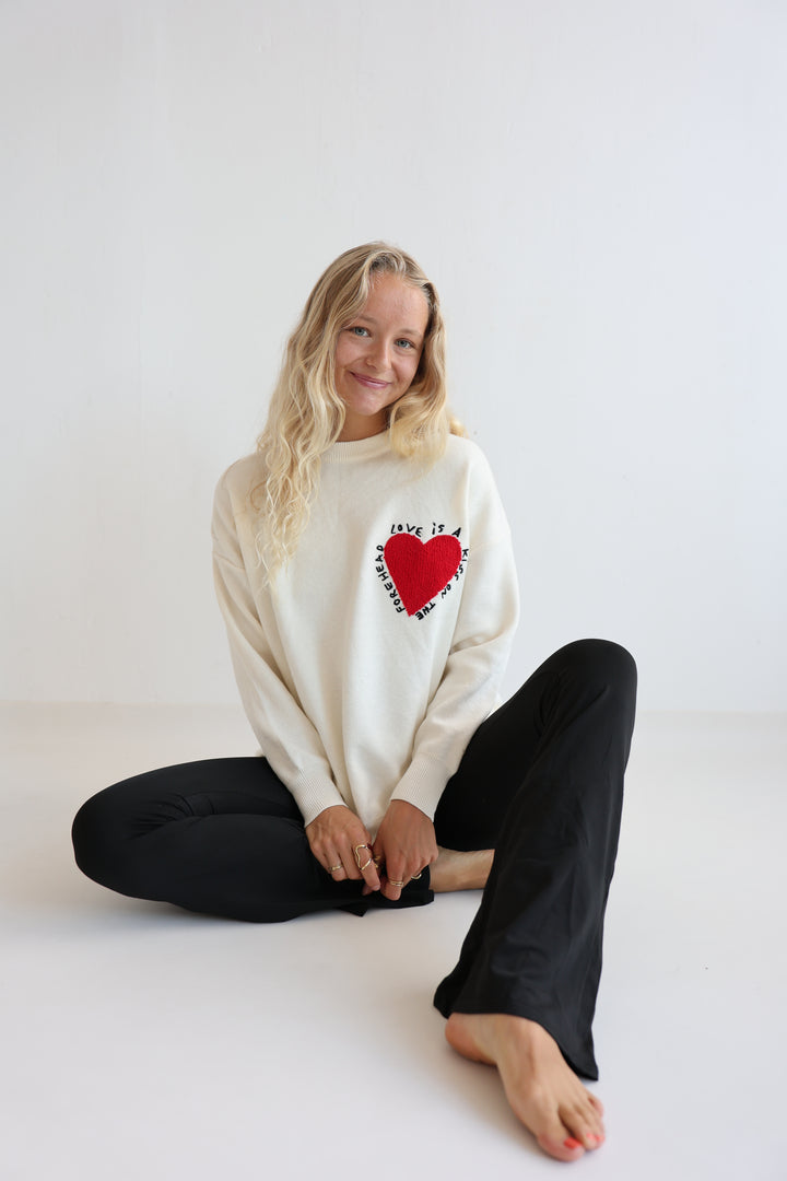 Pullover Love is a Kiss