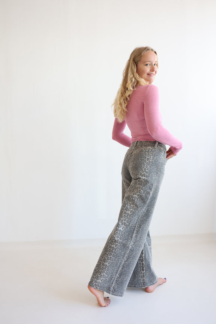 Wide Leg Jeans mit Leoprint