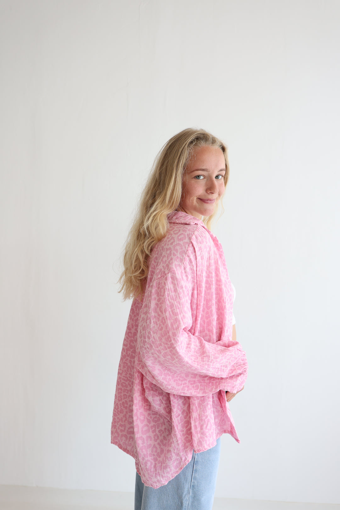 Kurzes Blusenhemd aus Musselin mit Leoprint Leolove