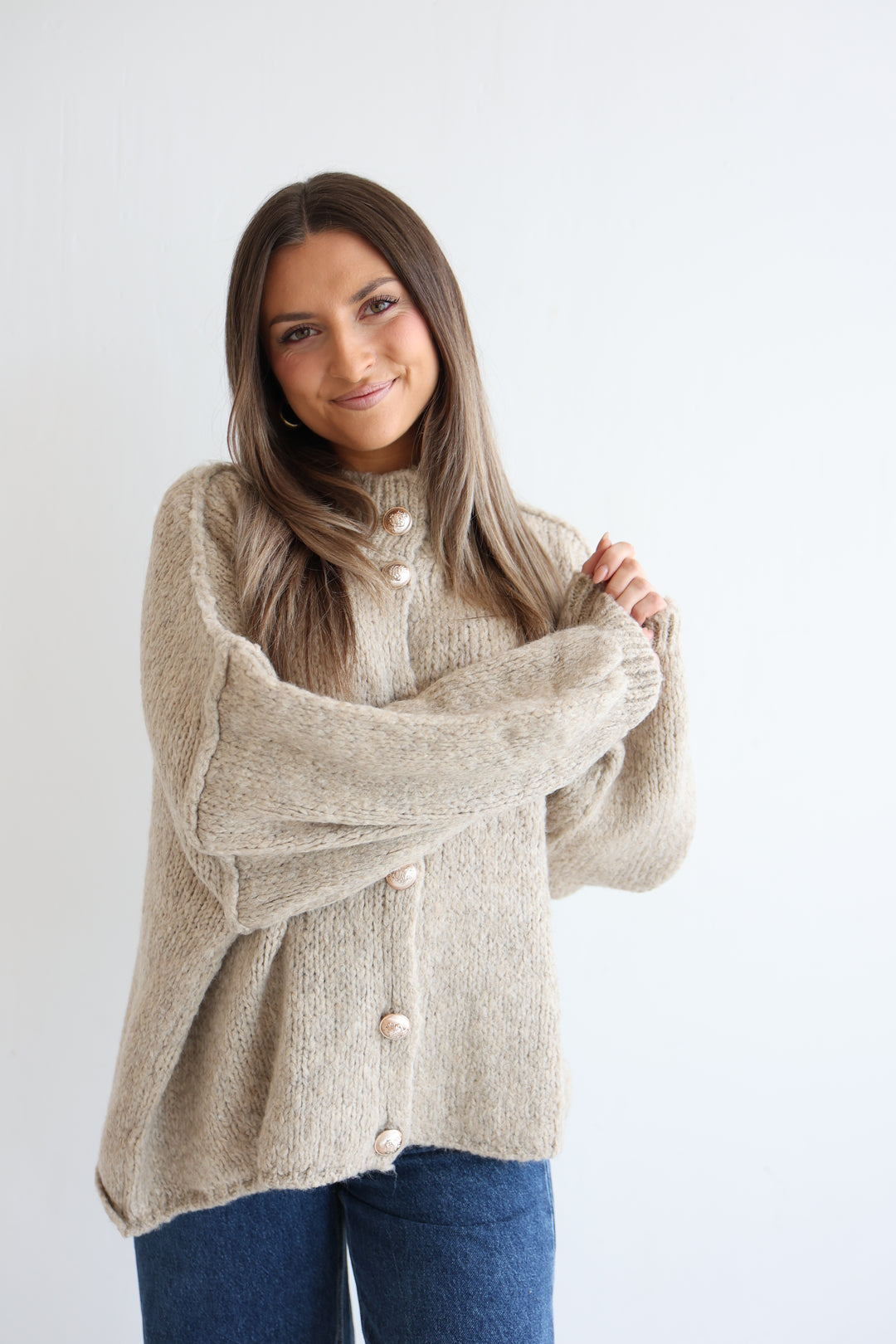 Kurzer Oversize Cardigan mit goldenen Manschettenknöpfen Claire