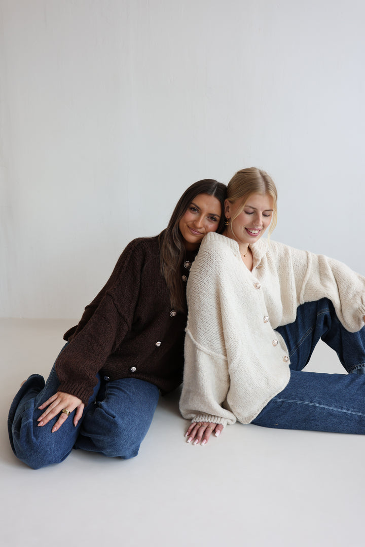 Kurzer Oversize Cardigan mit goldenen Manschettenknöpfen Claire