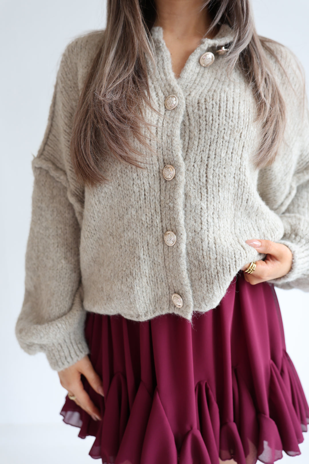 Kurzer Oversize Cardigan mit goldenen Manschettenknöpfen Claire