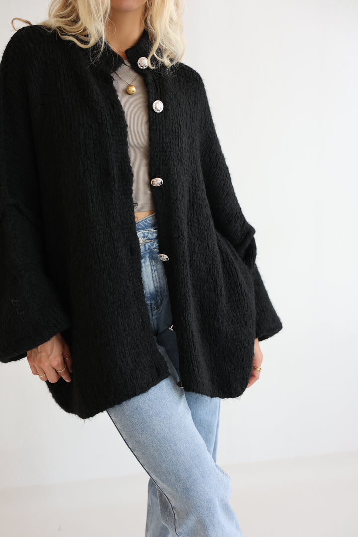 Langer Oversize Cardigan mit goldenen Manschettenknöpfen Claire
