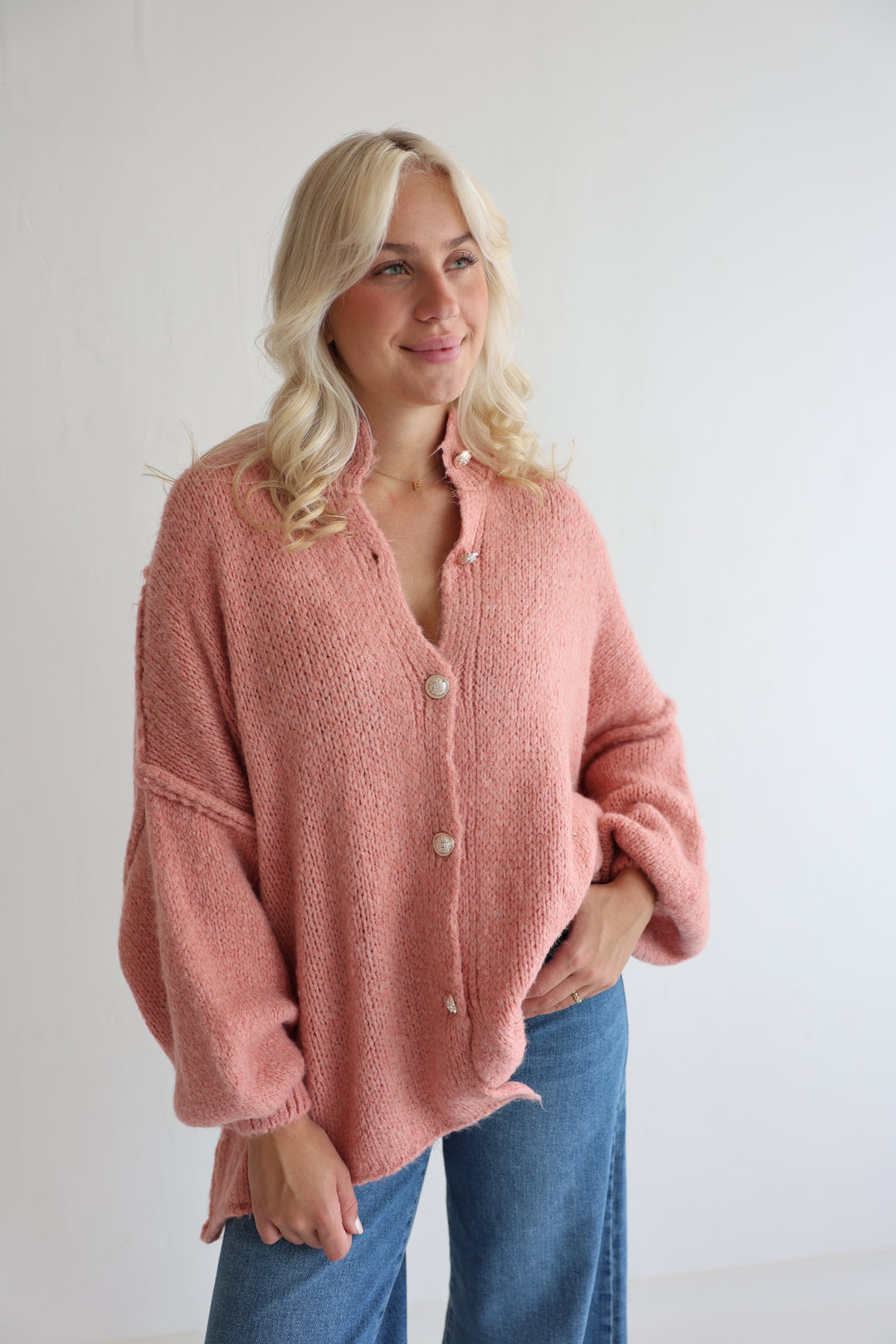Langer Oversize Cardigan mit goldenen Manschettenknöpfen Claire