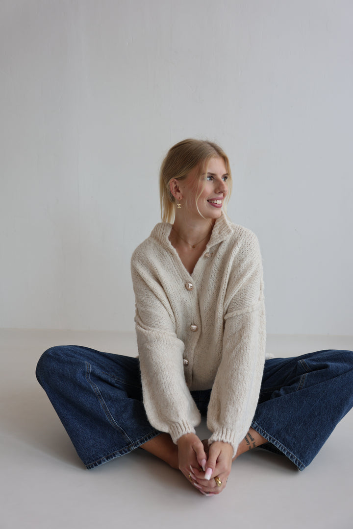 Kurzer Oversize Cardigan mit goldenen Manschettenknöpfen Claire
