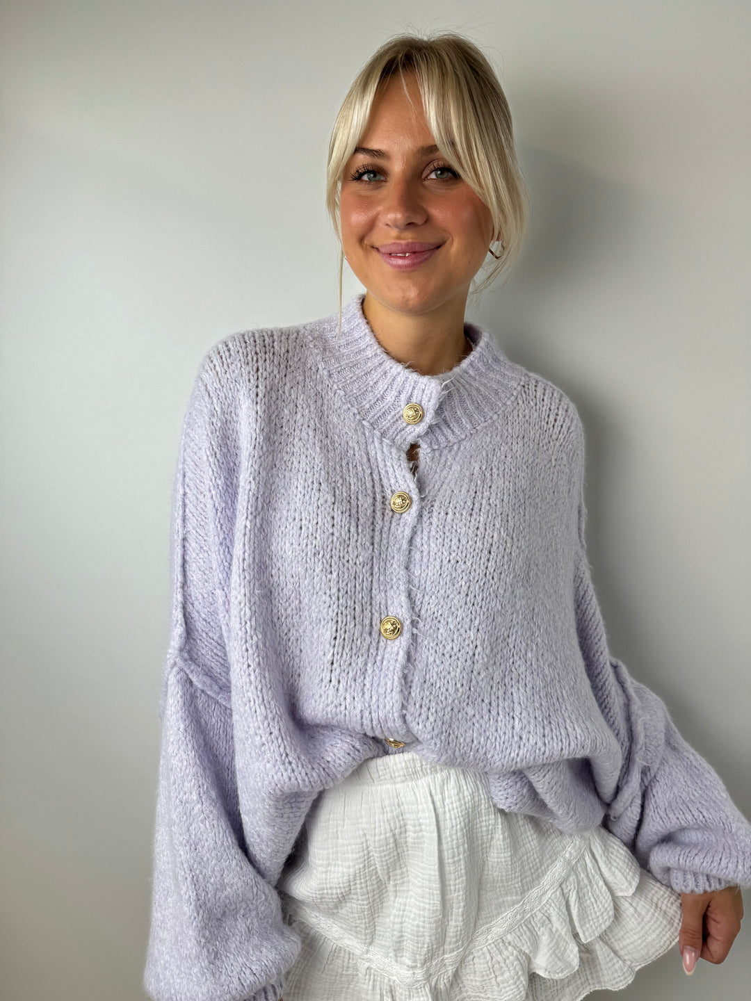 Langer Oversize Cardigan mit goldenen Manschettenknöpfen 