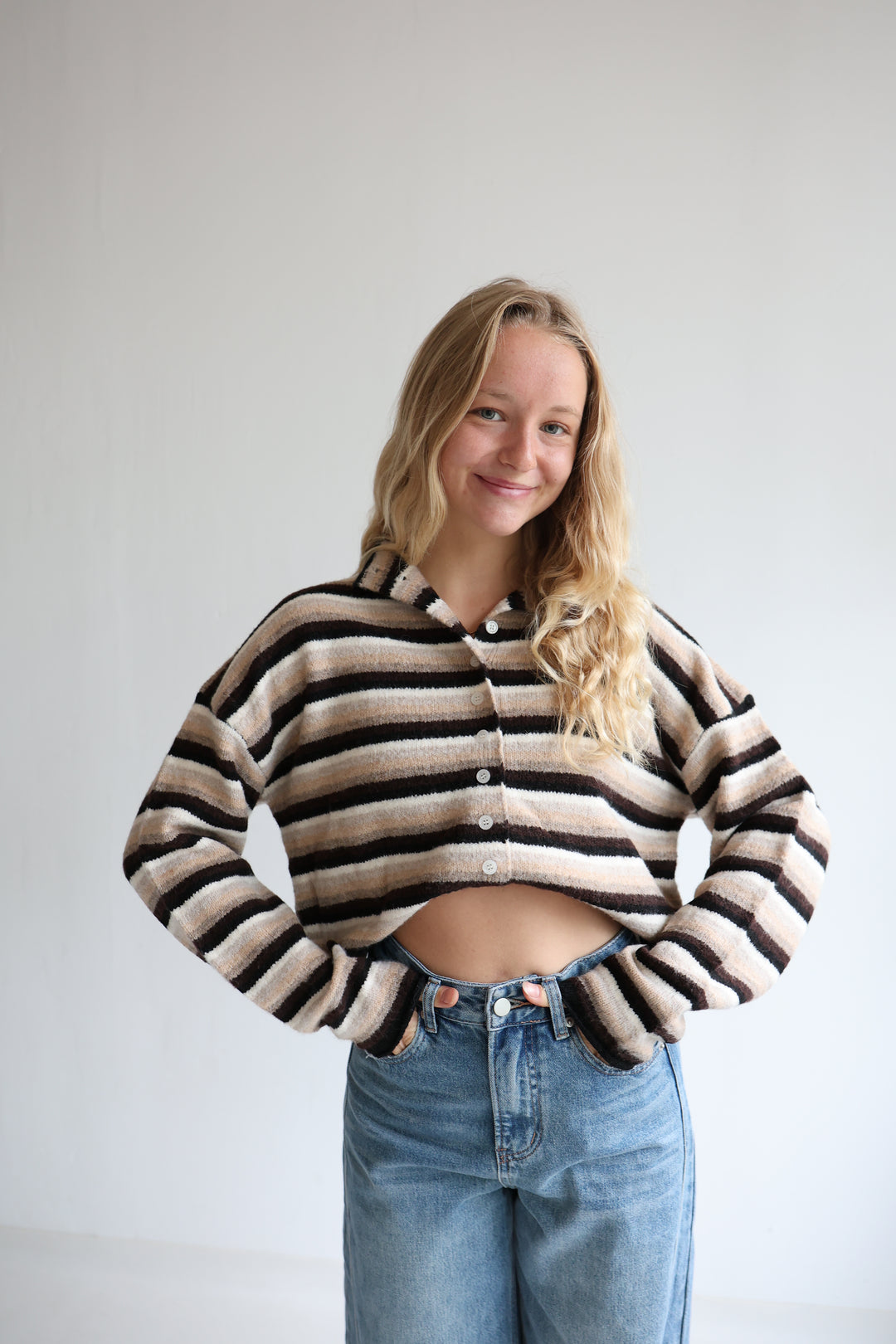 Gestreifte Strickjacke mit Mini-Stehkragen Hannah