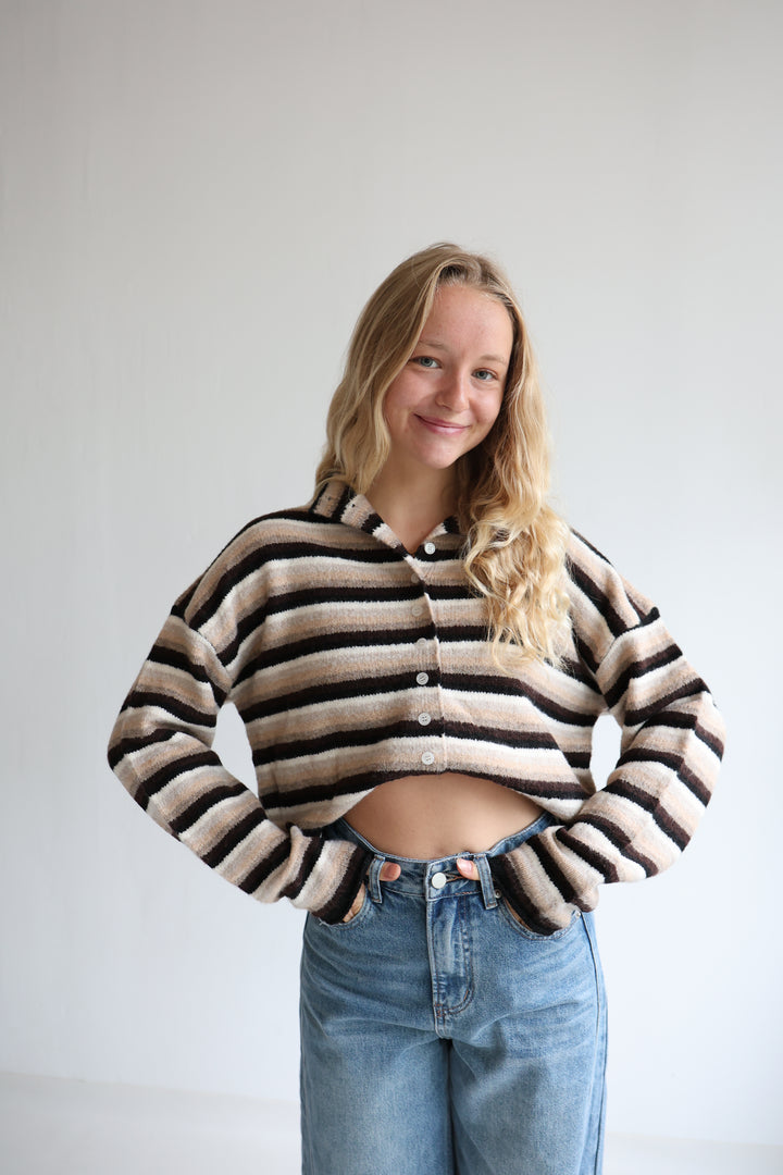 Gestreifte Strickjacke mit Mini-Stehkragen Hannah