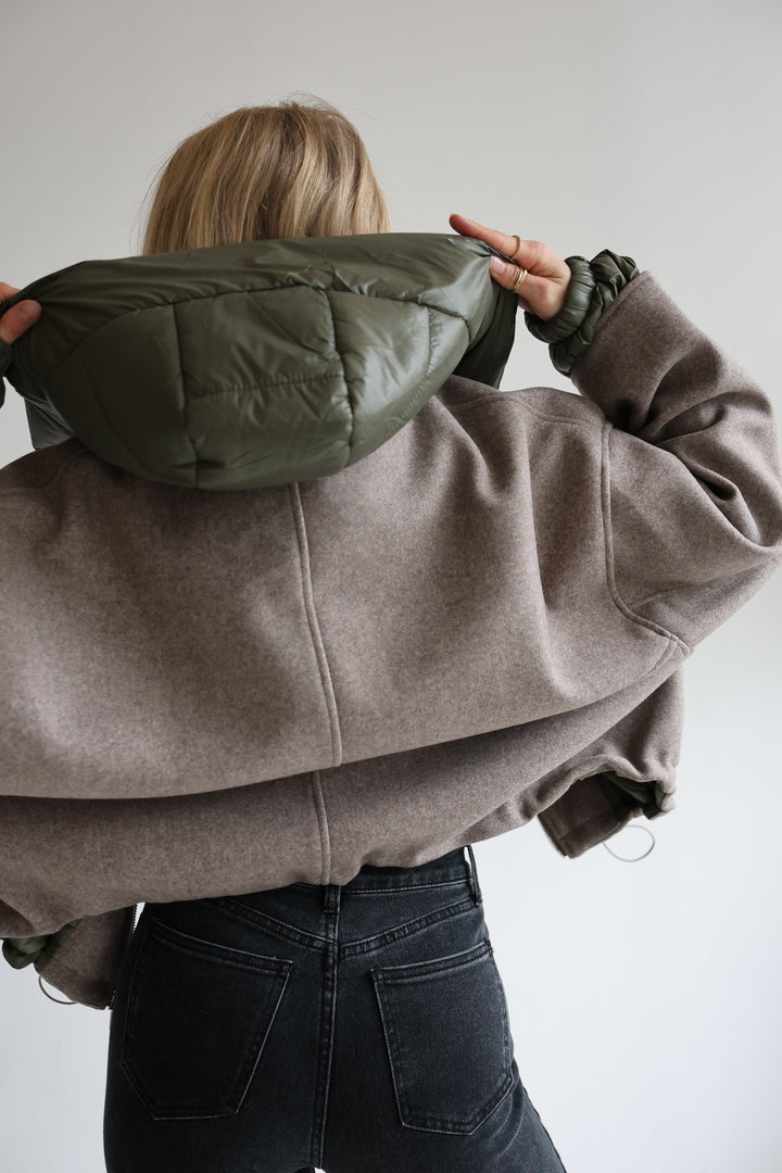 Leichte Bomberjacke mit abnehmbarer Kapuze