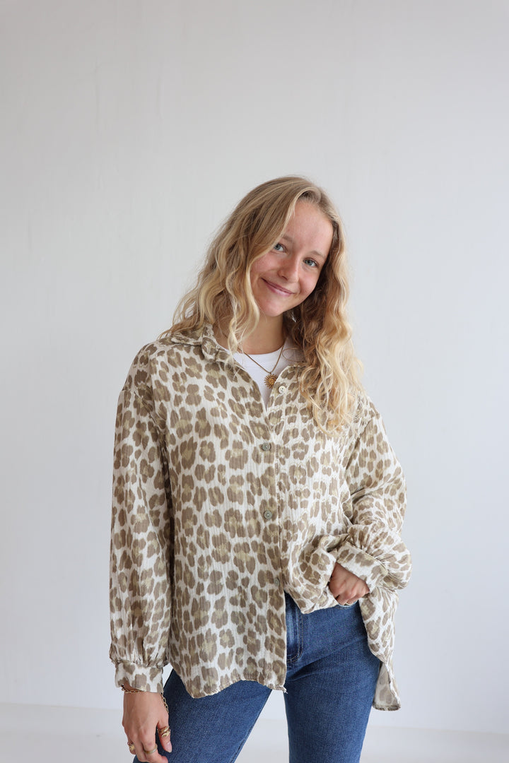 Kurzes Blusenhemd aus Musselin mit Leoprint Leolove