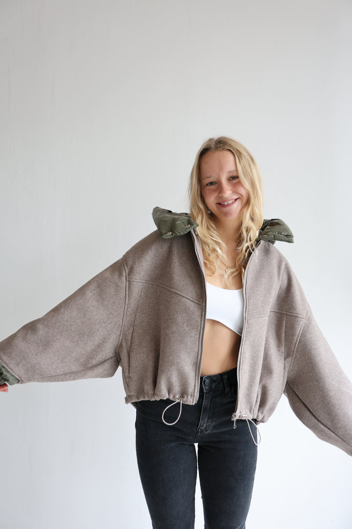 Leichte Bomberjacke mit abnehmbarer Kapuze