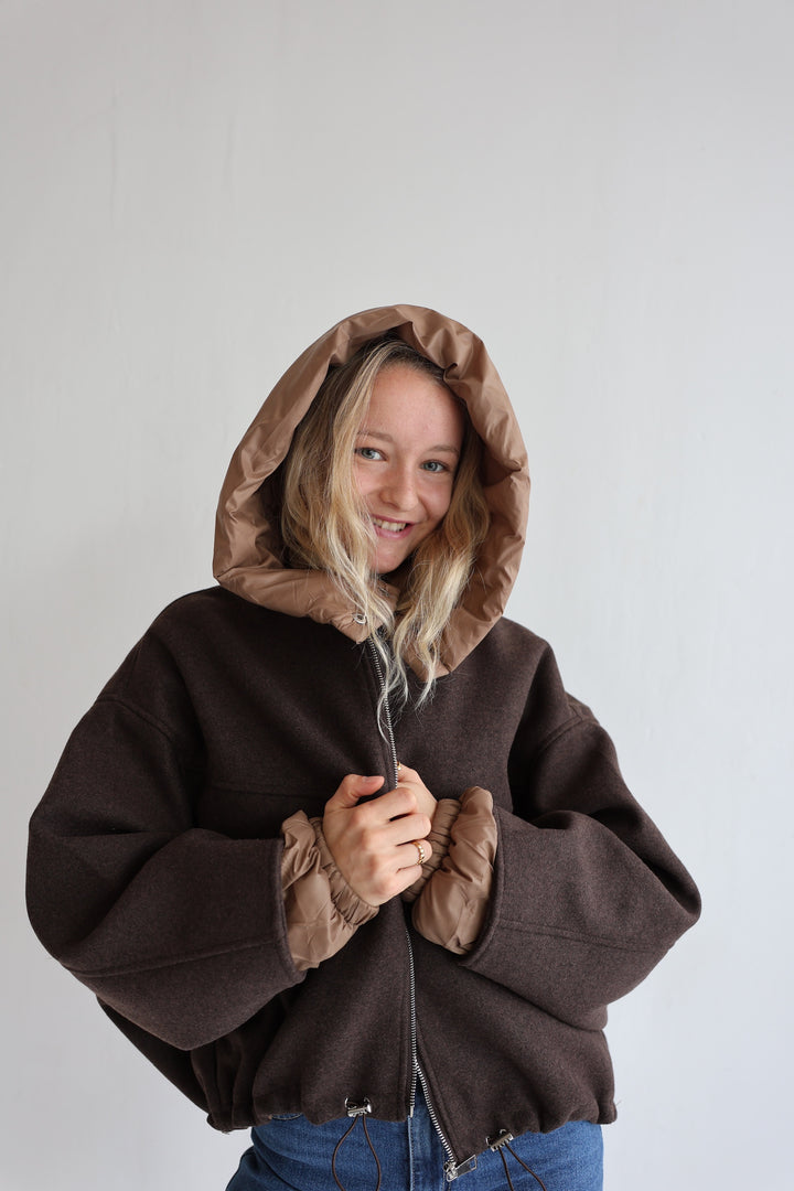 Leichte Bomberjacke mit abnehmbarer Kapuze