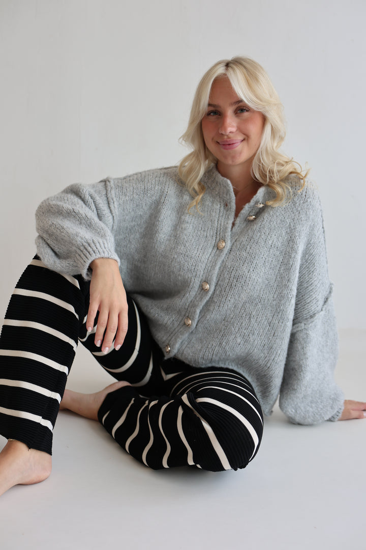 Kurzer Oversize Cardigan mit goldenen Manschettenknöpfen Claire