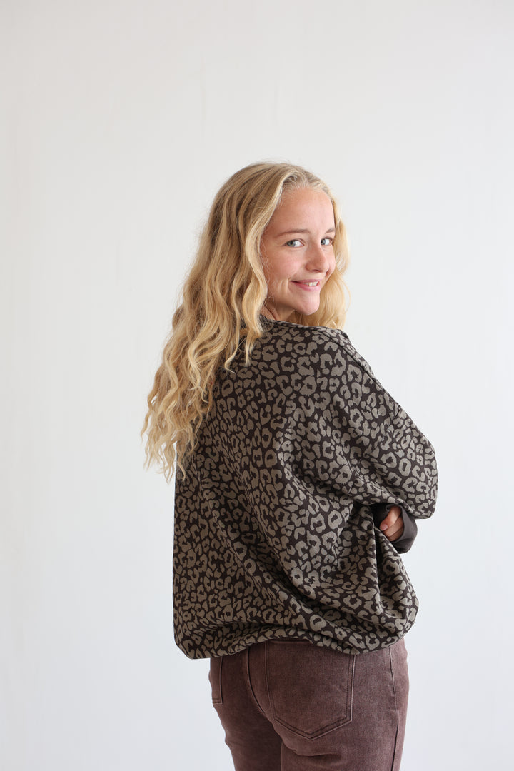 Sweater mit Leoprint
