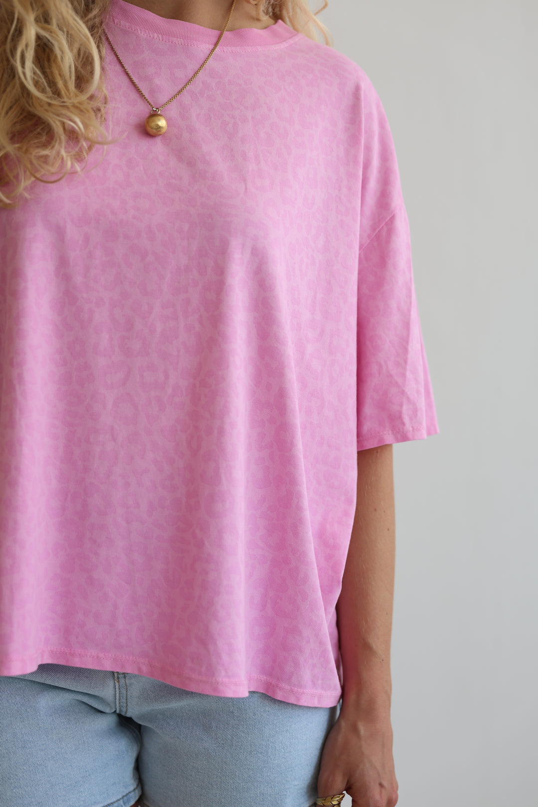 Oversize T-Shirt mit Leoprint