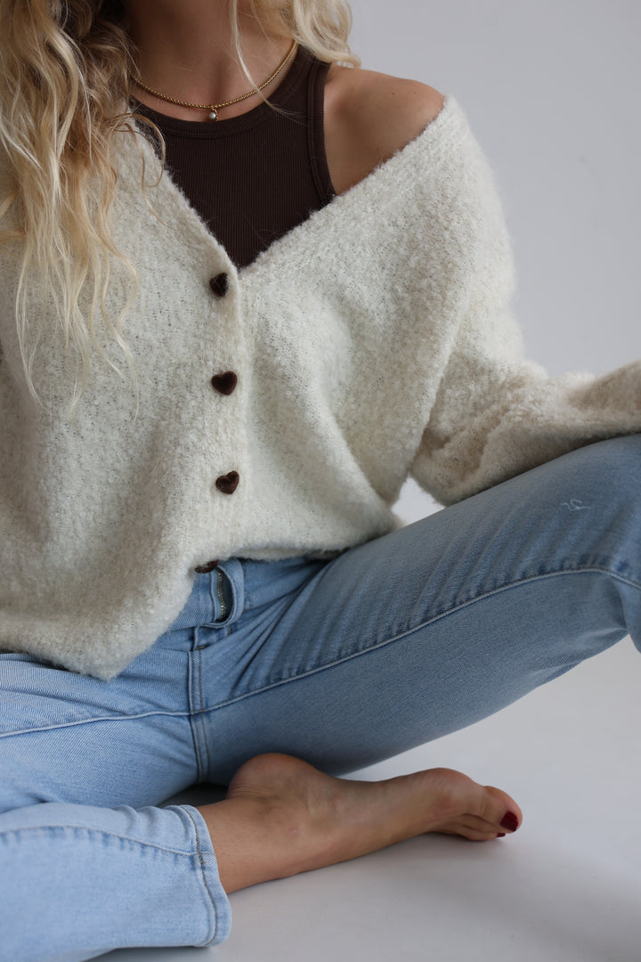 Kuscheliger Cardigan mit Herzknöpfen Tara