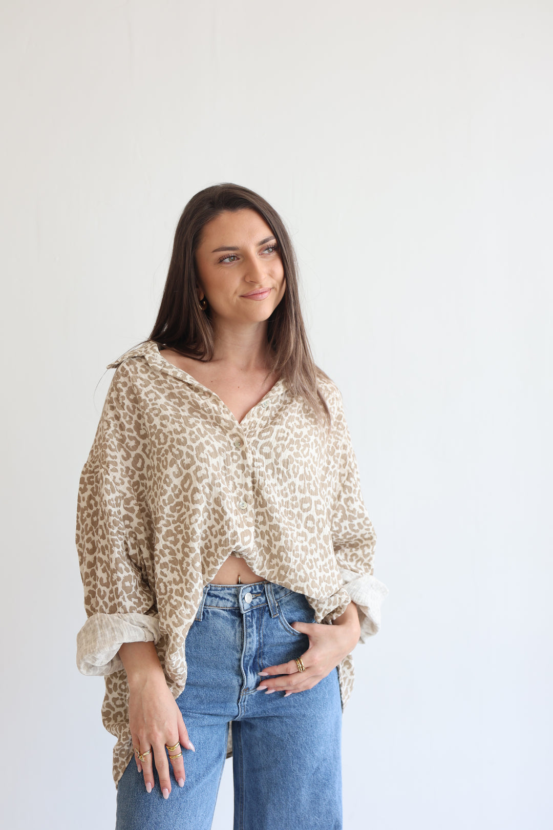 Kurzes Blusenhemd aus Musselin mit Leoprint Leolove