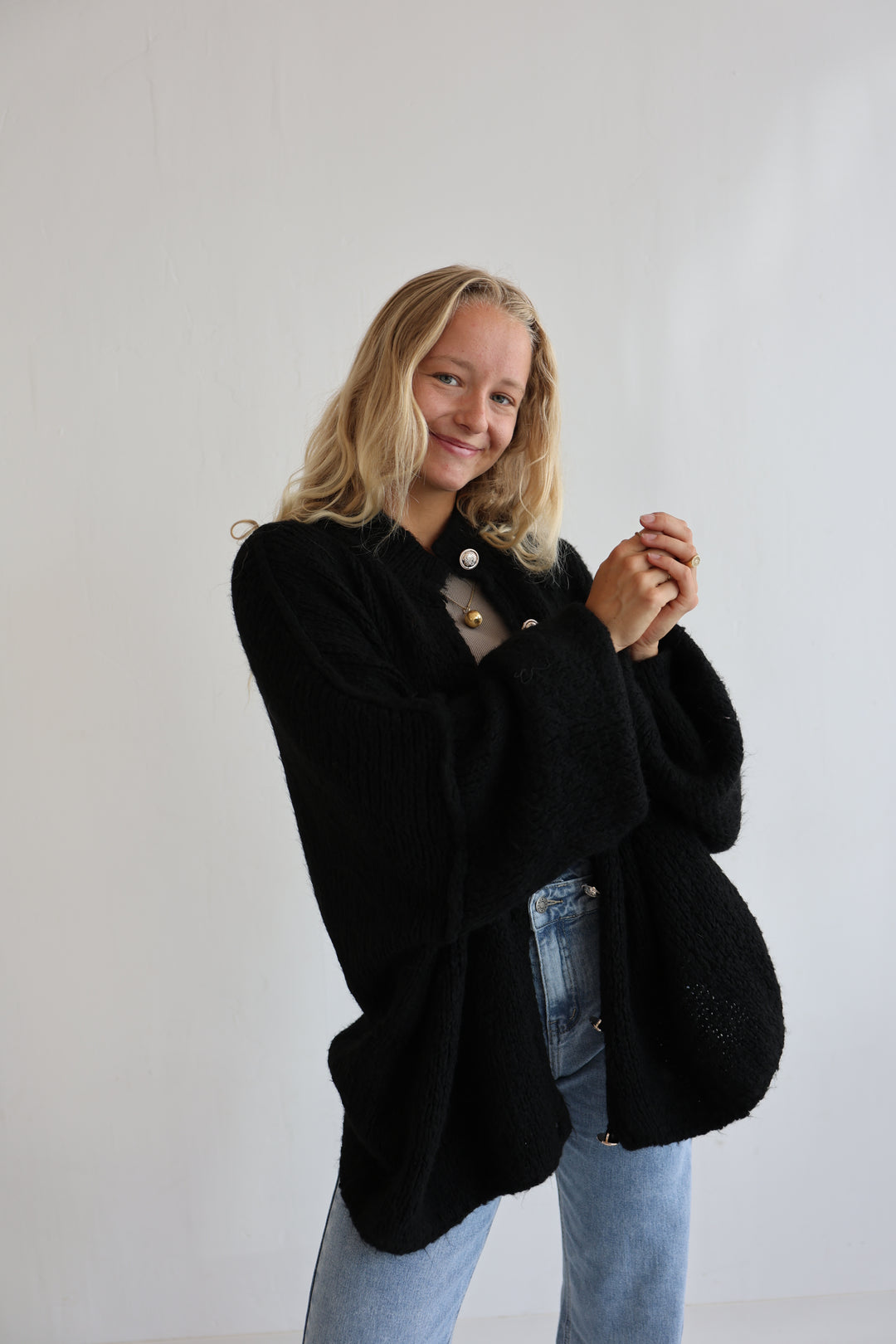 Langer Oversize Cardigan mit goldenen Manschettenknöpfen Claire