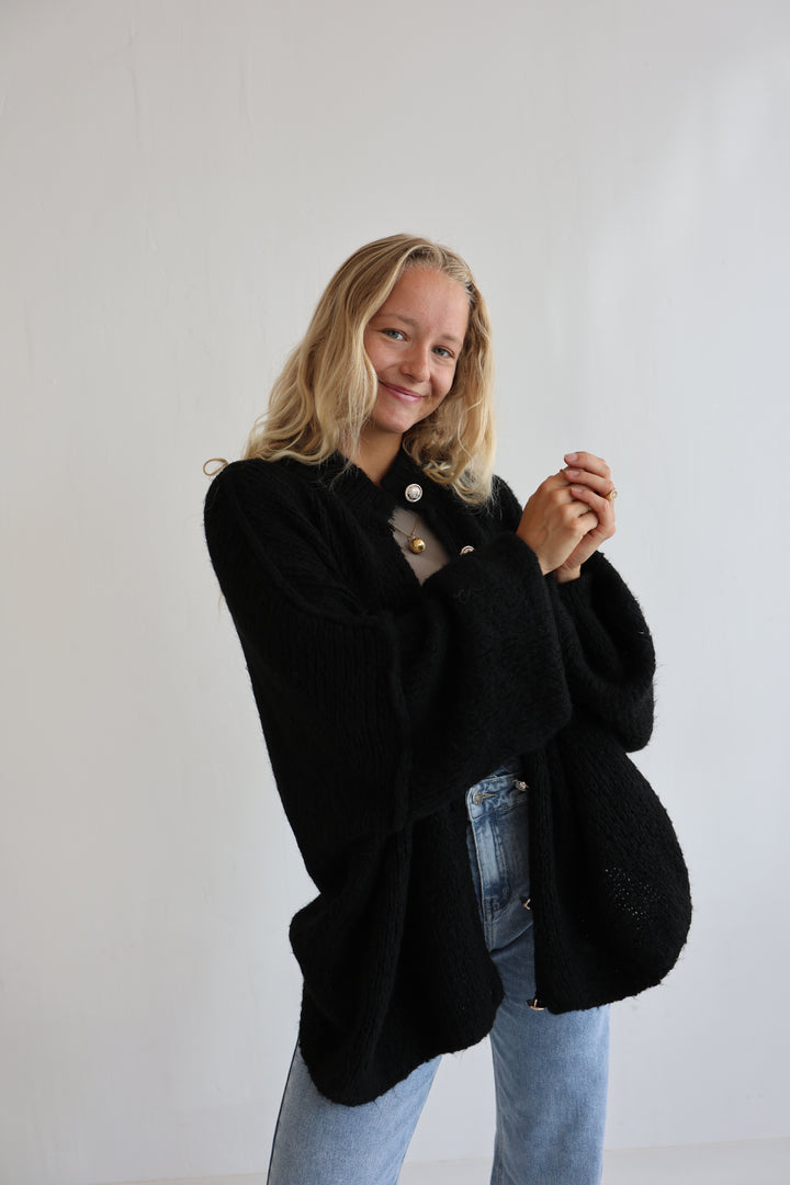 Langer Oversize Cardigan mit goldenen Manschettenknöpfen Claire