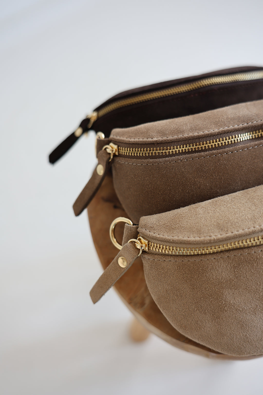 Crossbody Bag Small aus Wildleder