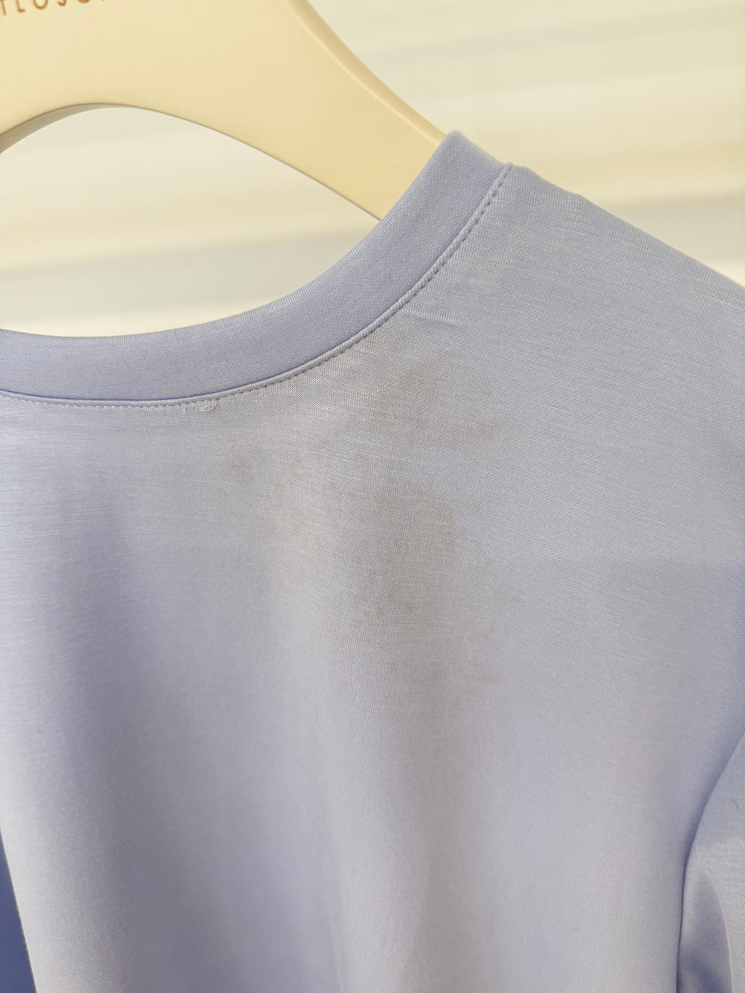 T-SHIRT MIT ASYMMETRISCHEM SPITZENSAUM SOFT BLUE GR.S/M (B-WARE)