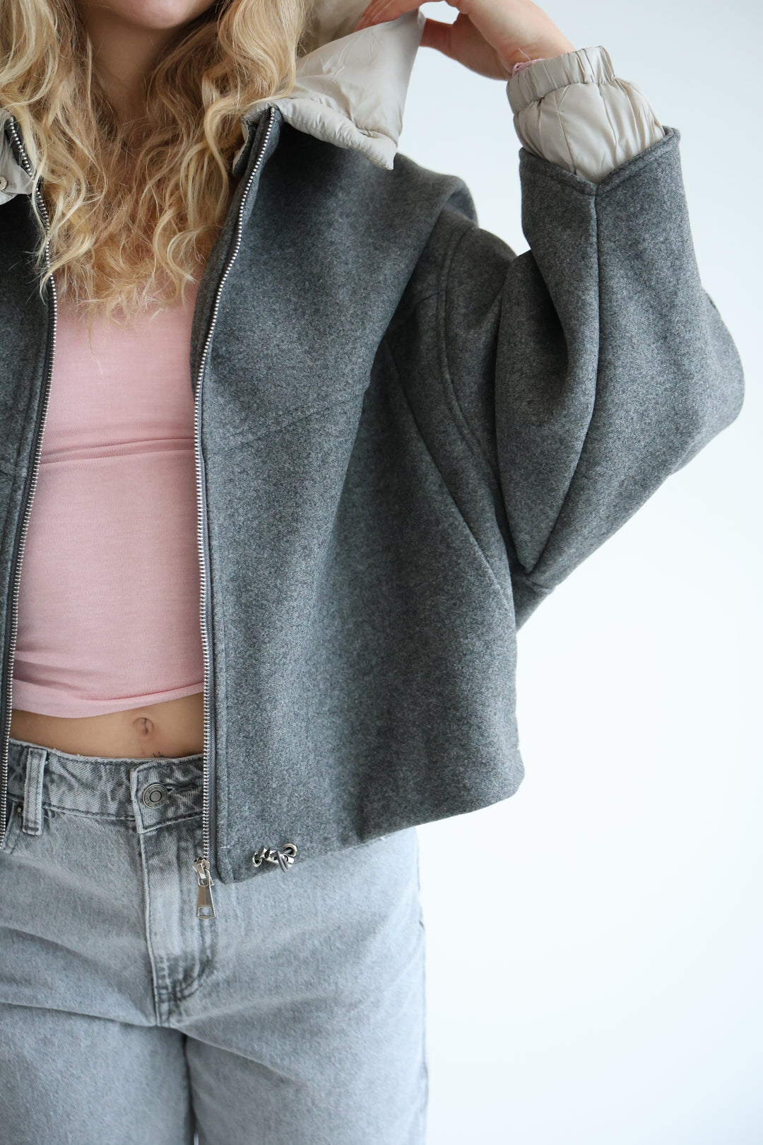 Leichte Bomberjacke mit abnehmbarer Kapuze