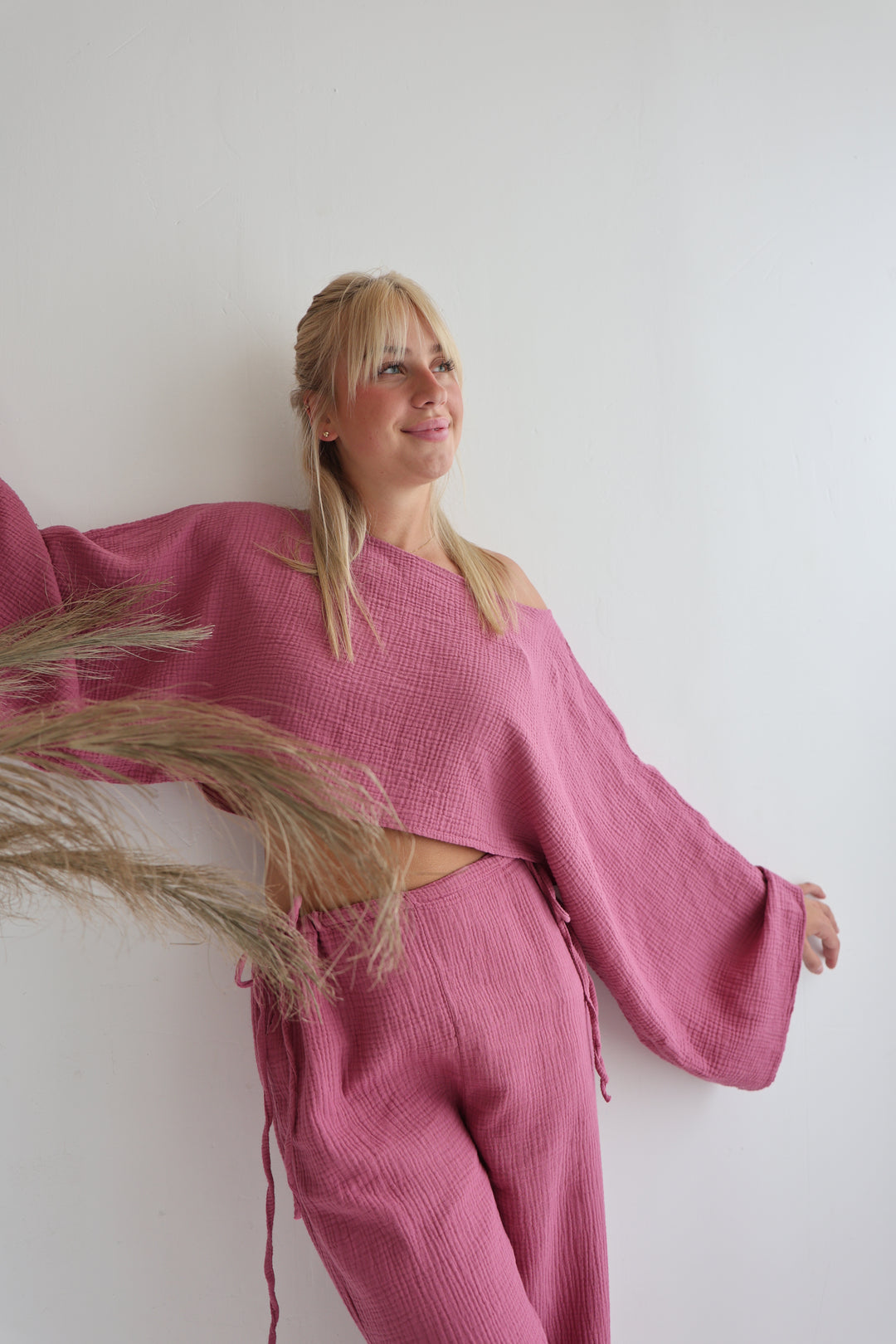 Zweiteiler aus Musselin mit Offshoulder-Shirt