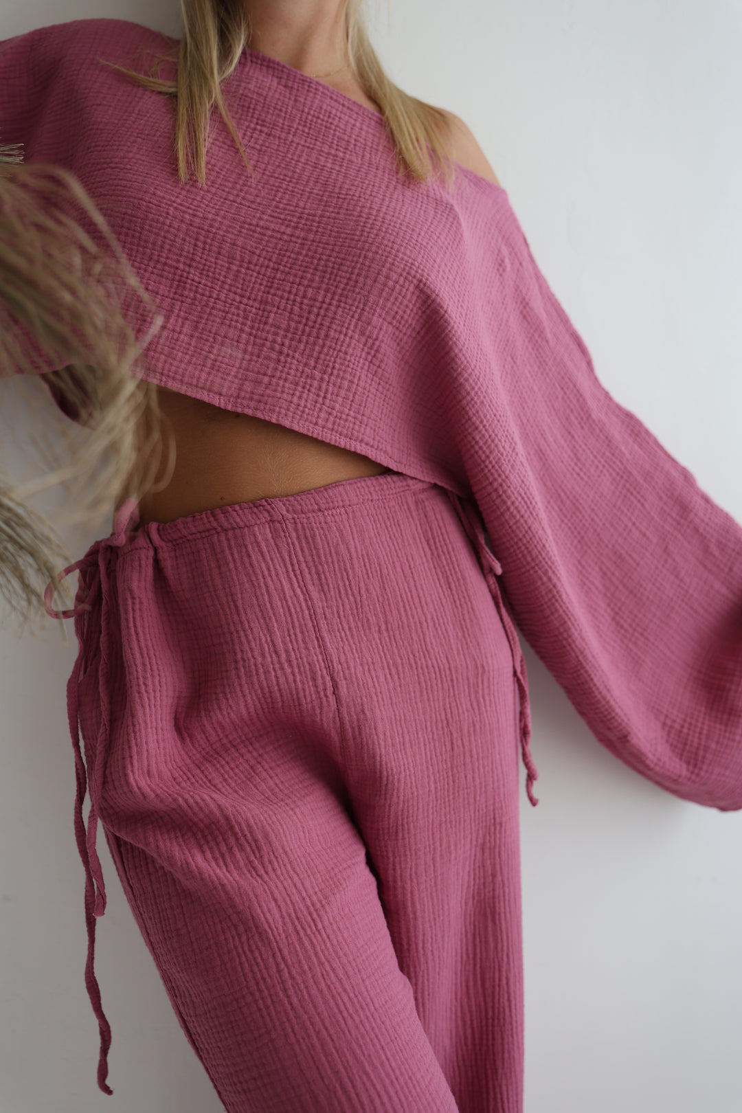 Zweiteiler aus Musselin mit Offshoulder-Shirt