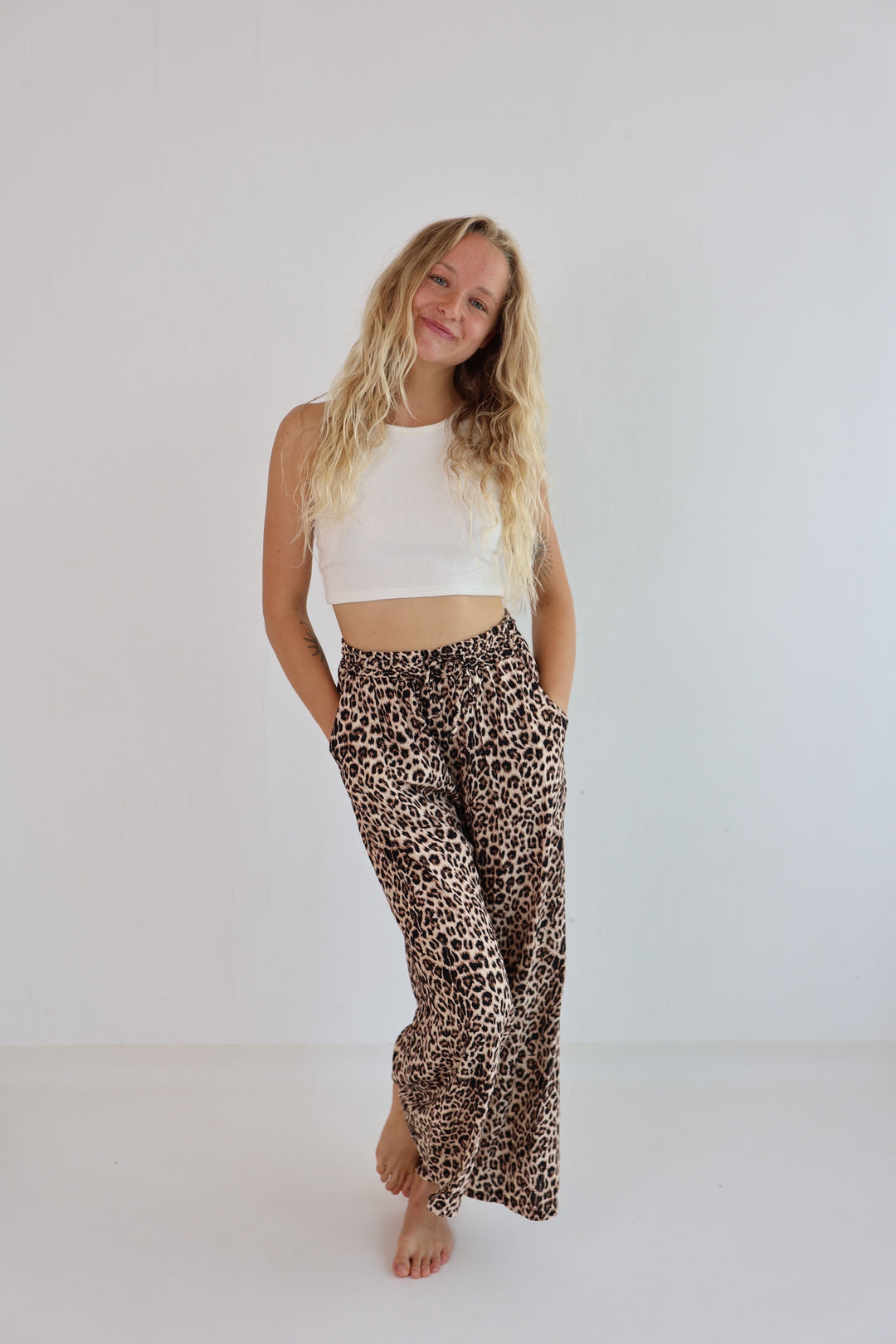 Lockere Hose aus Viskose mit Leoprint Mary