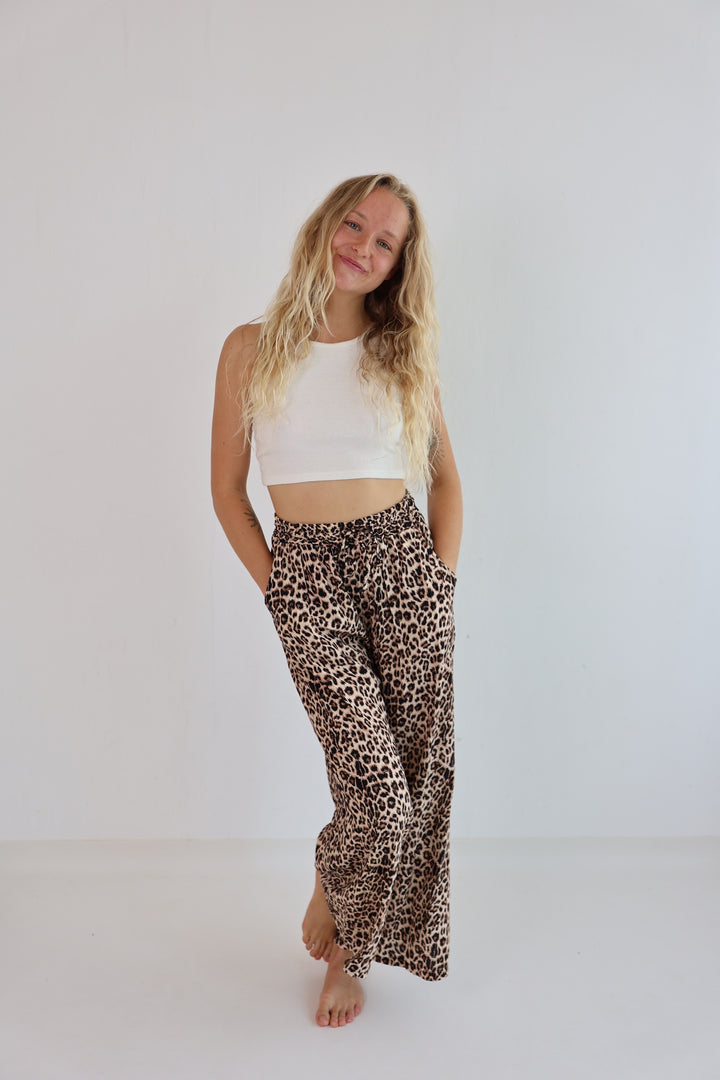 Lockere Hose aus Viskose mit Leoprint Mary