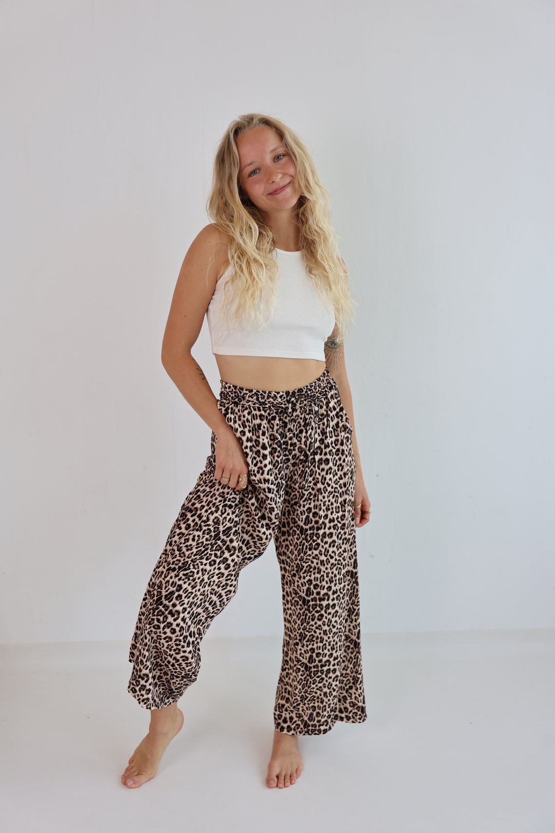 Lockere Hose aus Viskose mit Leoprint Mary