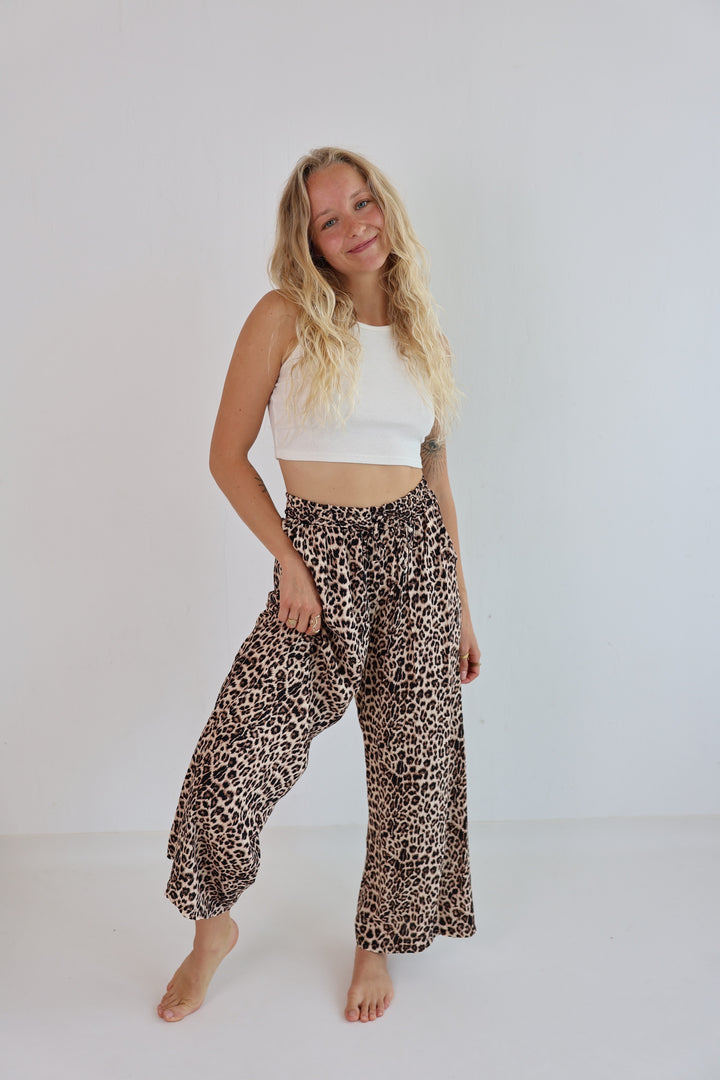 Lockere Hose aus Viskose mit Leoprint Mary