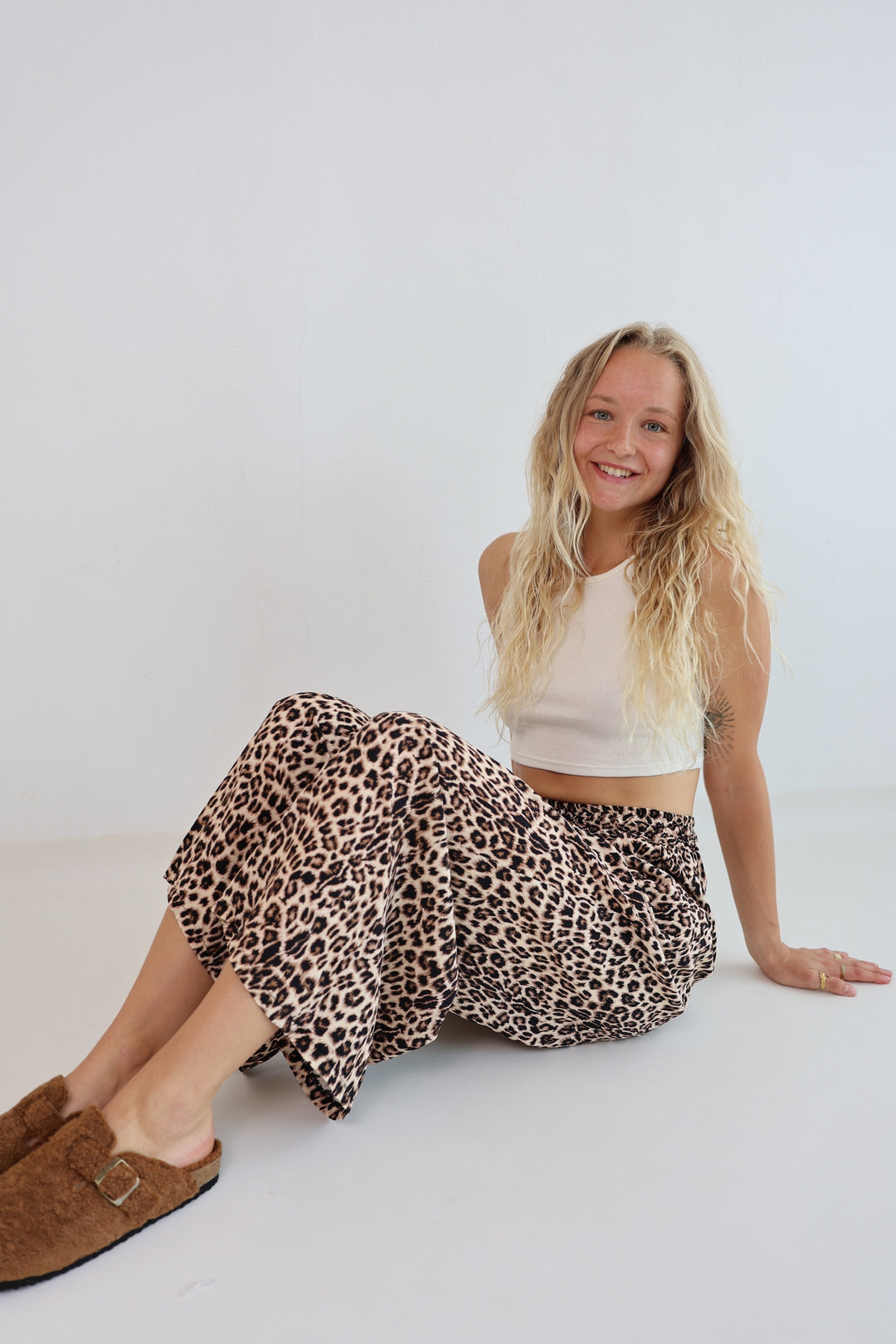 Lockere Hose aus Viskose mit Leoprint Mary