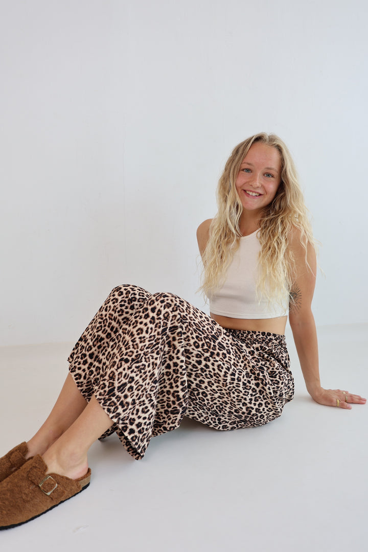 Lockere Hose aus Viskose mit Leoprint Mary