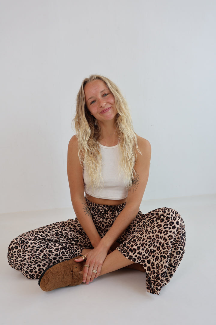 Lockere Hose aus Viskose mit Leoprint Mary