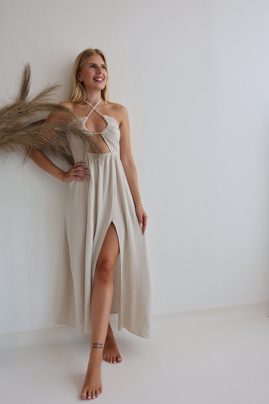 Langes Musselinkleid mit Cut-Outs Leona (einfarbig)