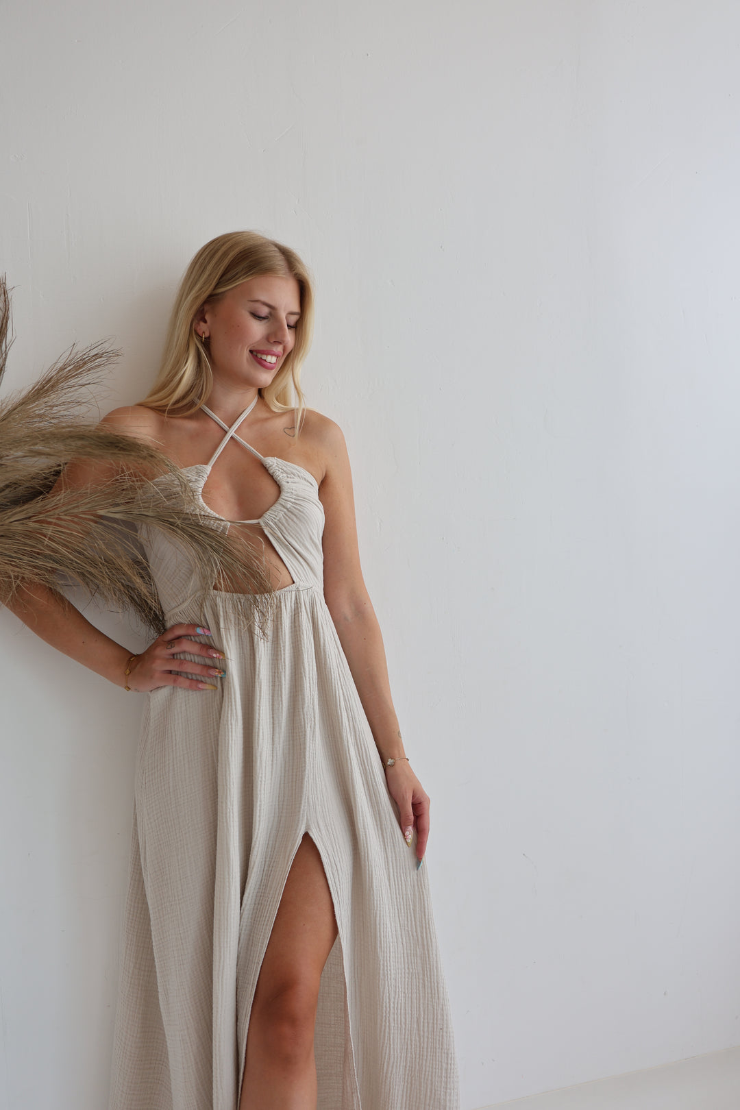 Langes Musselinkleid mit Cut-Outs Leona (einfarbig)