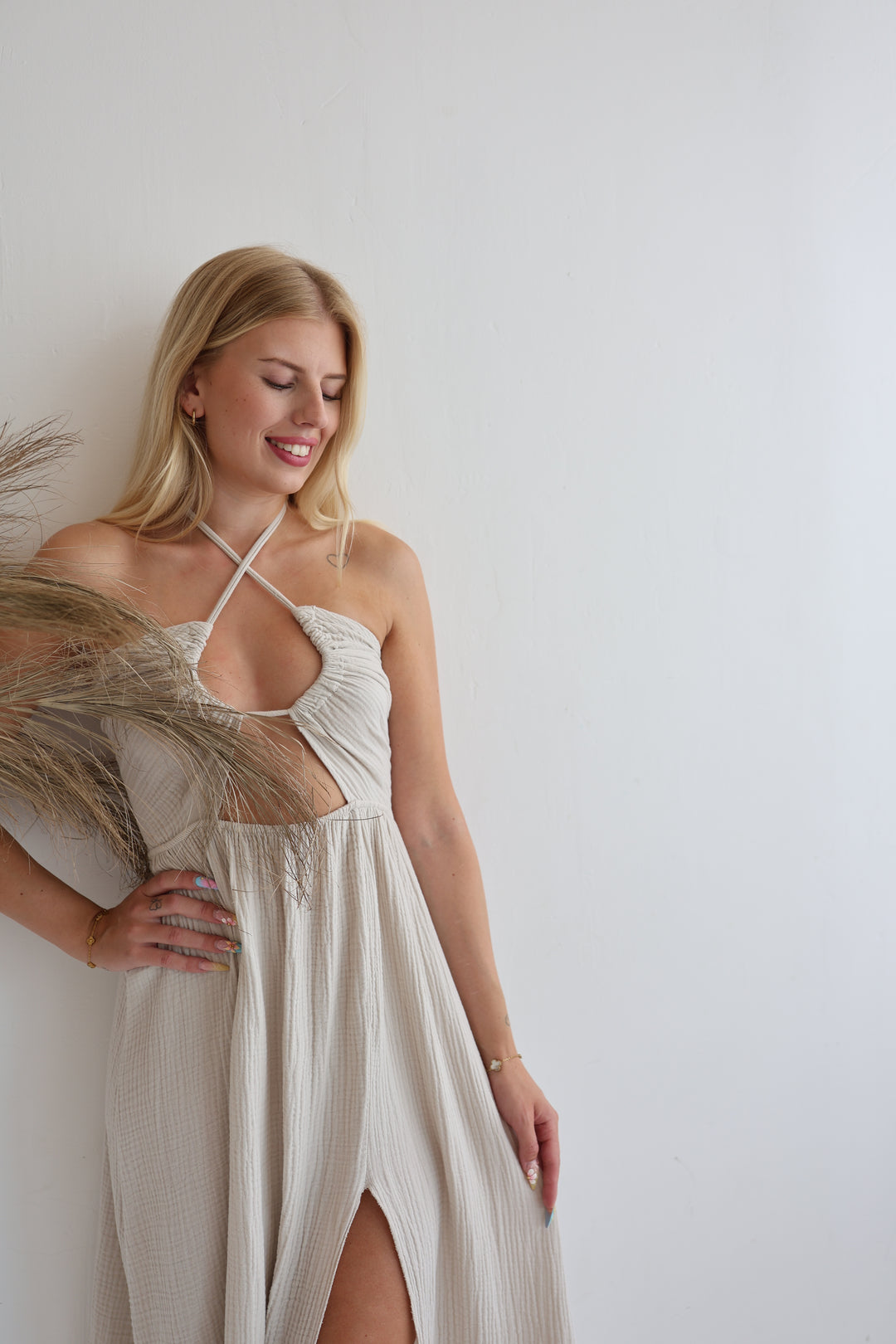 Langes Musselinkleid mit Cut-Outs Leona (einfarbig)