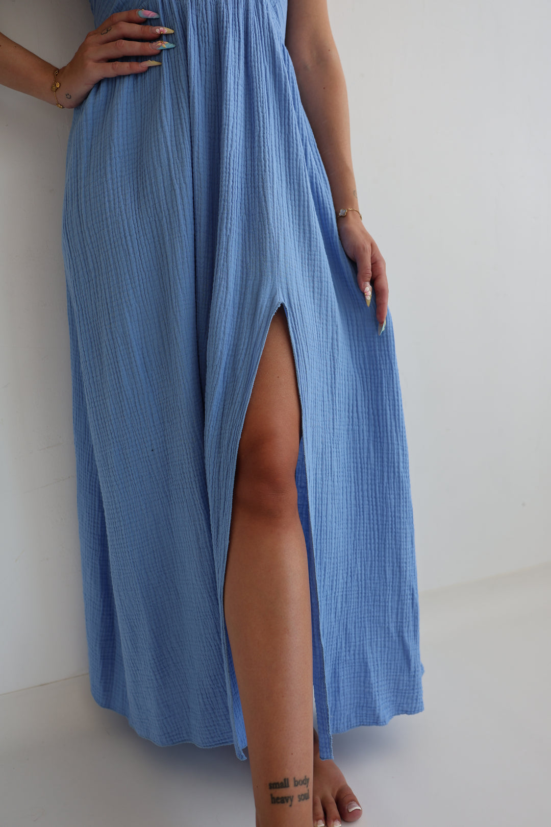 Langes Musselinkleid mit Cut-Outs Leona (einfarbig)