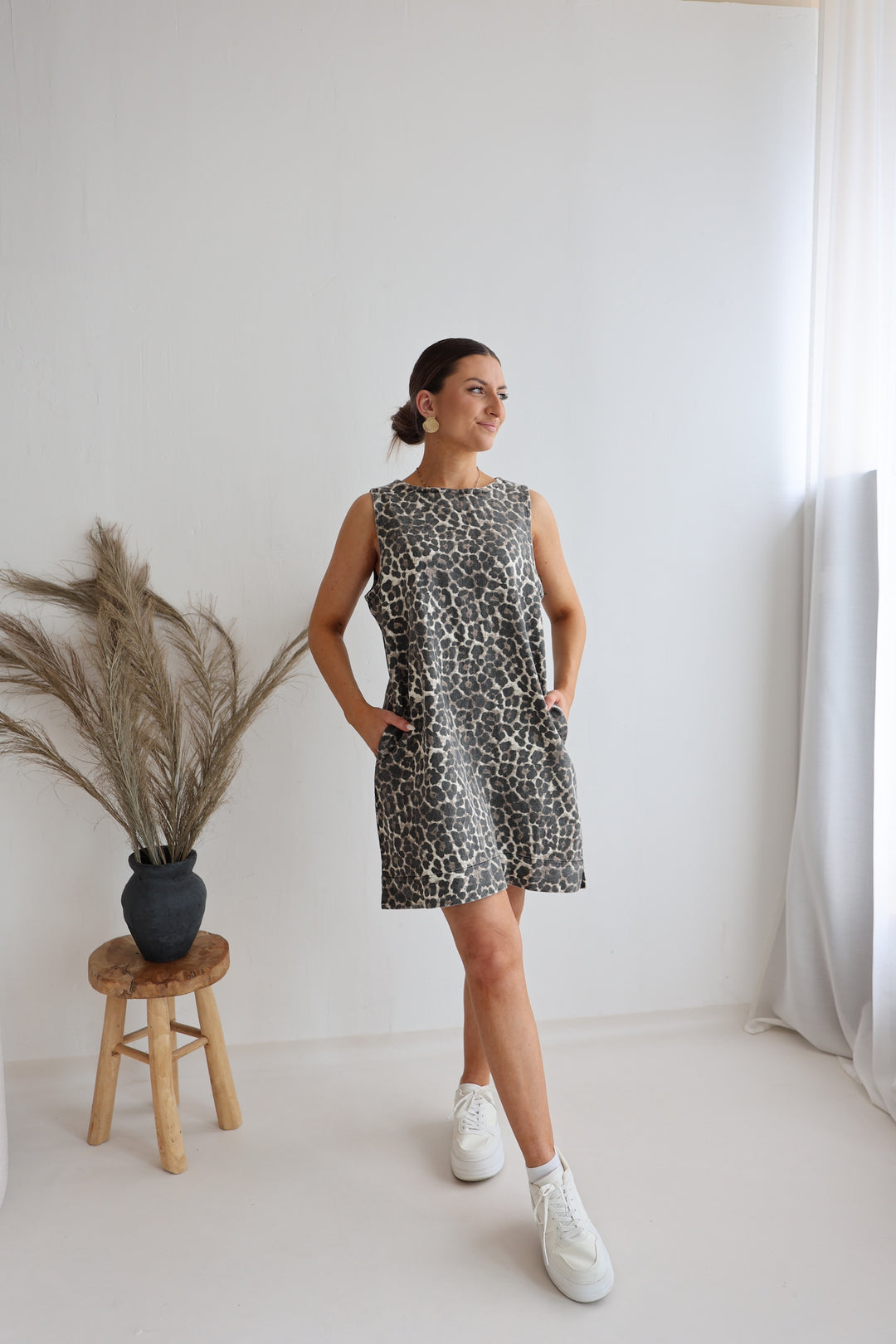 Jeanskleid mit Leoprint