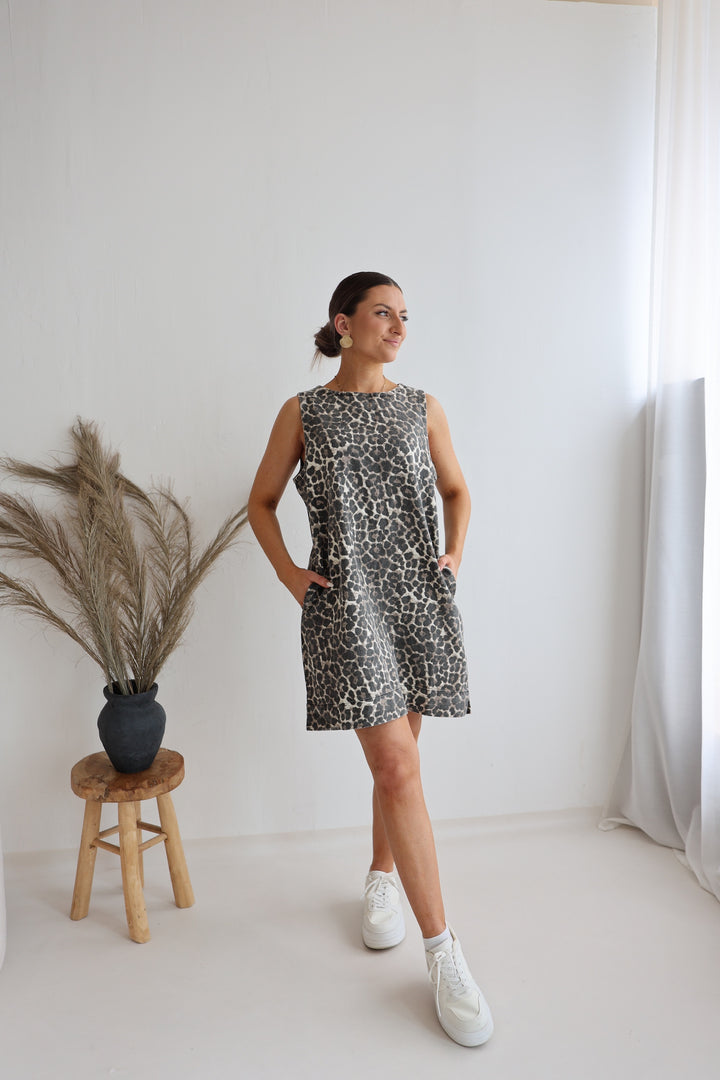 Jeanskleid mit Leoprint