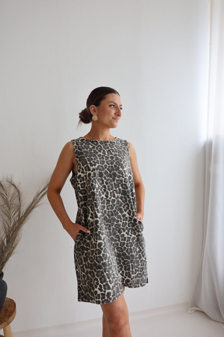 Jeanskleid mit Leoprint