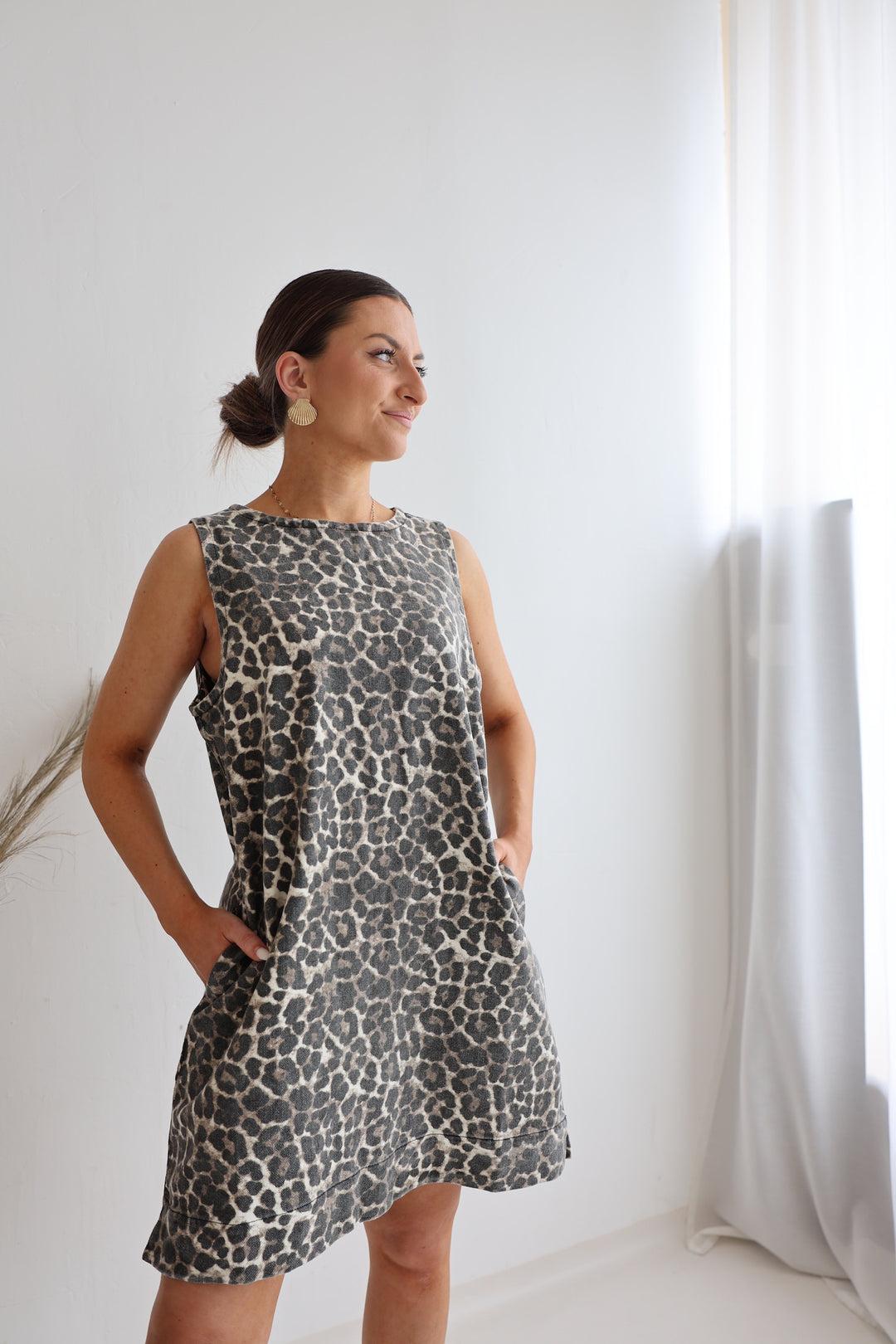 Jeanskleid mit Leoprint