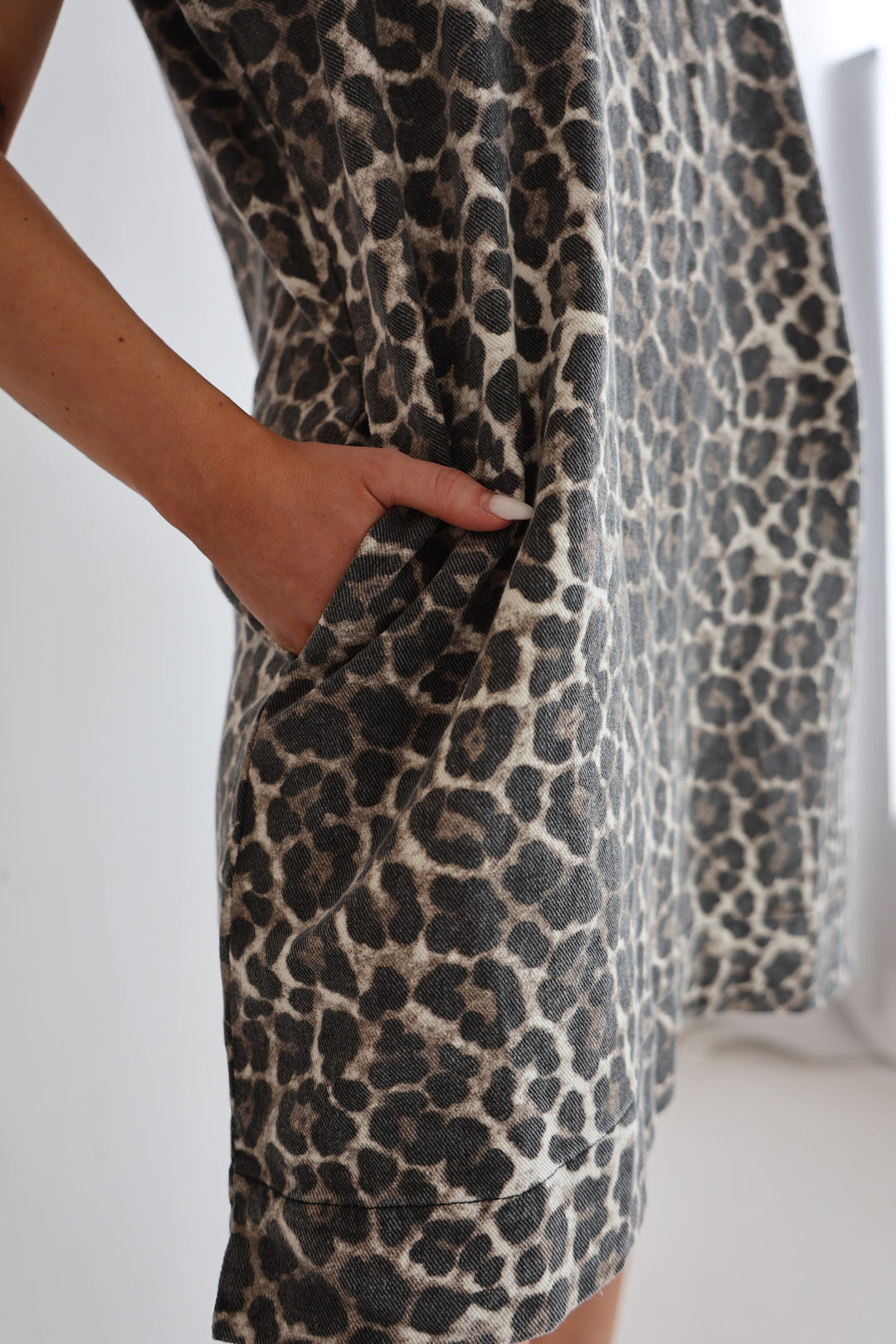 Jeanskleid mit Leoprint