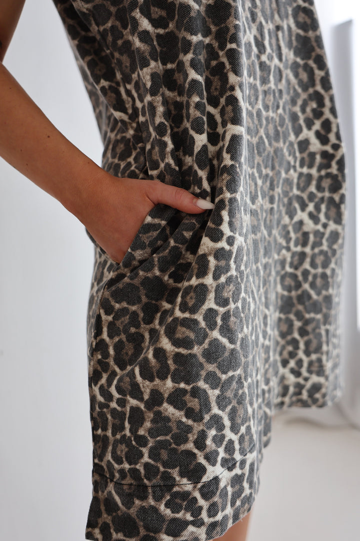 Jeanskleid mit Leoprint