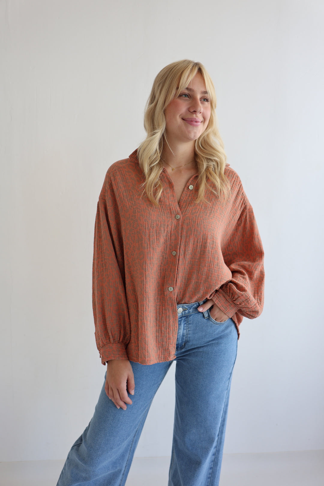 Kurzes Blusenhemd aus Musselin mit Leoprint Leolove