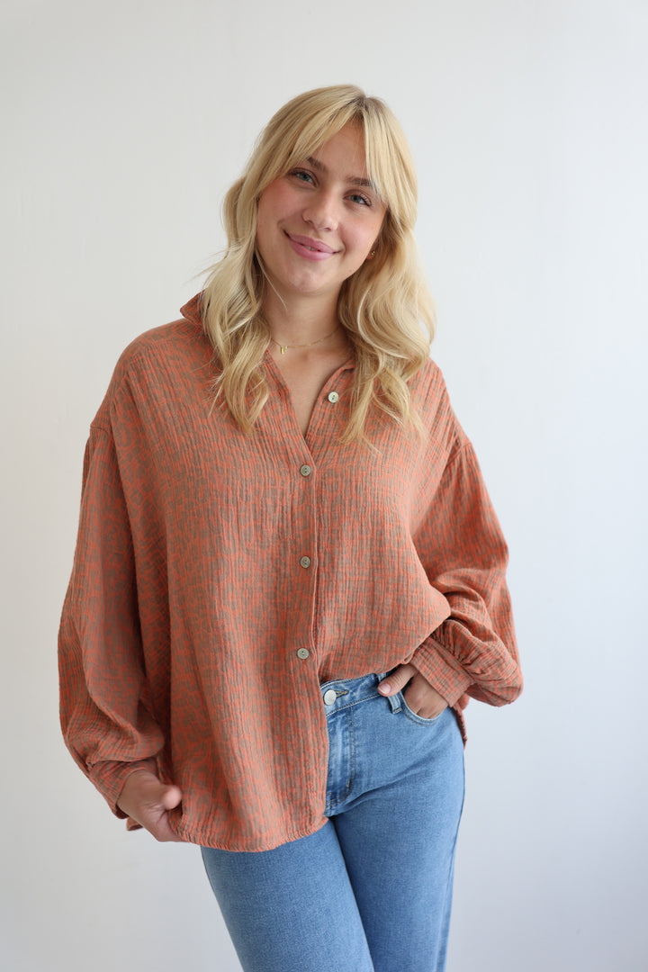 Kurzes Blusenhemd aus Musselin mit Leoprint Leolove