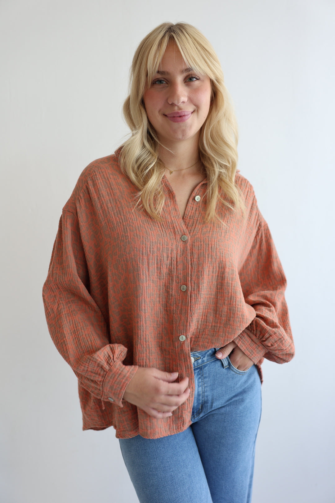 Kurzes Blusenhemd aus Musselin mit Leoprint Leolove