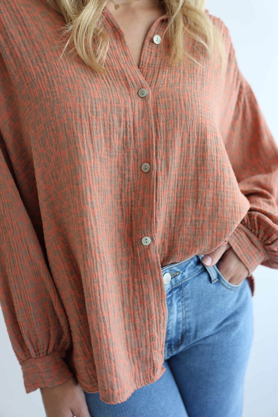 Kurzes Blusenhemd aus Musselin mit Leoprint Leolove