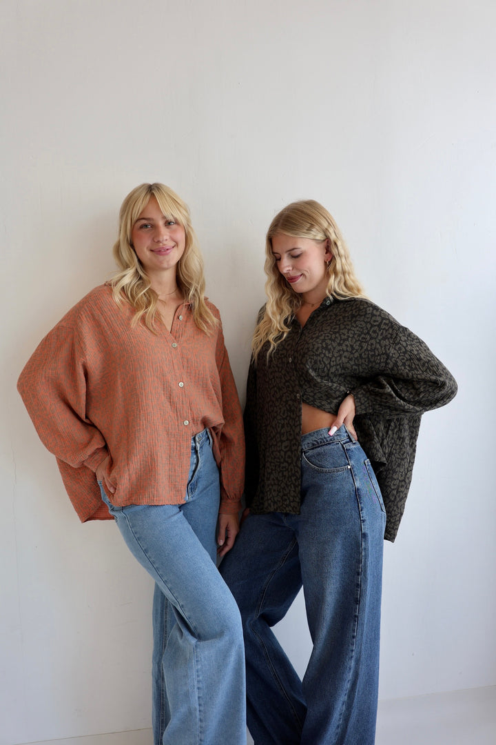 Kurzes Blusenhemd aus Musselin mit Leoprint Leolove